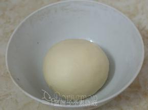 在打蛋盆内涂上薄薄的一层色拉油防粘，放入面团，盖上保鲜膜在温暖处进行第一次发酵。