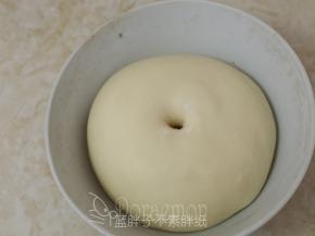 发酵至面团涨到大两倍，手指粘面粉戳一下，洞口不回缩即表示发酵完成。大约需要60分钟。