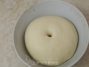 发酵至面团涨到大两倍，手指粘面粉戳一下，洞口不回缩即表示发酵完成。大约需要60分钟。