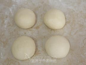 将发酵好的面团排气之后分割成4份，滚圆后盖上保鲜膜，松弛15分钟。