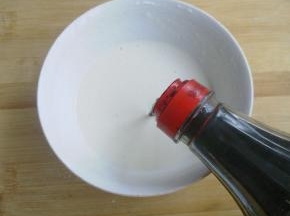 加入老抽，调匀。