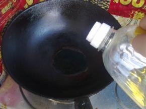锅里倒入油。