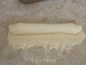 从上到下将面团卷起来。收口处要捏紧。