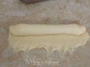 从上到下将面团卷起来。收口处要捏紧。