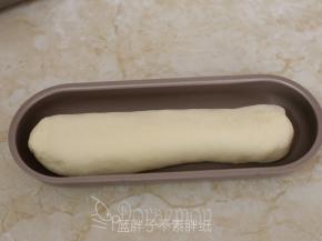 将面团放入模具中。4个面团都如此操作。