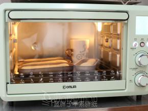 整形好的面团送入烤箱，启动烤箱发酵功能，再放上一杯热水，发酵30分钟。