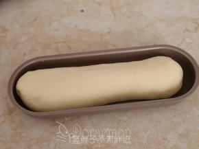 一直发酵到面团涨大到原来的2倍大。这时候可以预热烤箱，上下火195摄氏度。