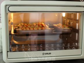 将发酵好的面团送入预热好的烤箱，上下火175摄氏度，烘烤18分钟。