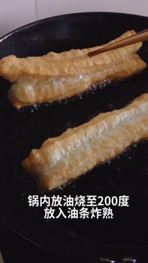 油条炸至金黄色捞出沥干油分