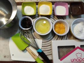 准备好全部的材料，蛋黄、蛋白分离，材料称量好。