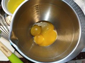 取一个打蛋盆，把蛋黄倒入。