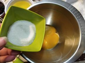 再加入细砂糖A。