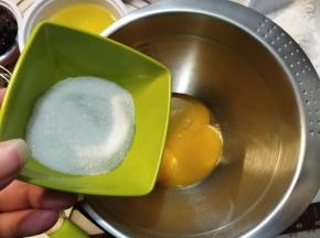 再加入细砂糖A。