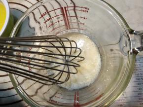 把牛奶跟玉米油倒在一个容器内，搅匀。