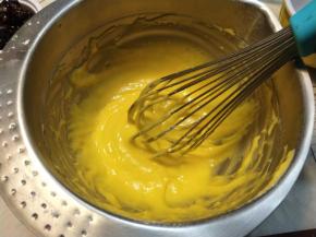 筛入低筋面粉，轻轻的画一字拌匀。