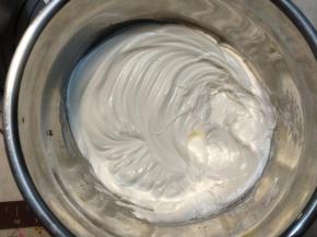 用电动打蛋器将蛋白打发至粗泡状，分3次加入细砂糖B，并用电动打蛋器快速打发，蛋白出现明显纹路，最后用慢速打发，整理蛋白大气泡，即成细腻的蛋白霜，这个时候蛋白的纹路清晰并且不会消失。