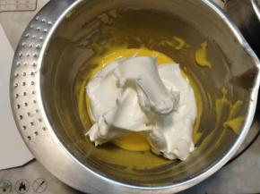 取一半的蛋白霜加入到蛋黄面糊中，用刮刀压匀、拌匀。