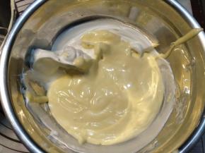 再把拌匀的面糊倒进另一半蛋白霜内。