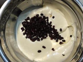 倒入蜜红豆，轻轻拌匀。