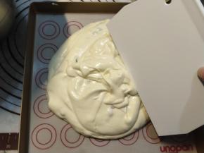 然后把准备好的面糊倒在烤盘上，用刮板整理平整。