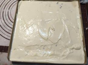 进烤箱前，震动一下。