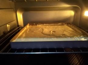 放入上下火160度预热好的烤箱，然后再调整到上火140度下火150度烤制16-18分钟。