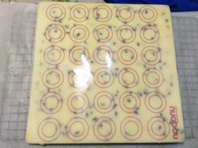 烤制完成后马上从烤箱取出，垫上一张油纸，倒扣。