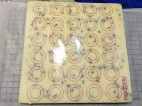 烤制完成后马上从烤箱取出，垫上一张油纸，倒扣。