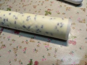 当蛋糕片还有一点点温热的时候，借助擀面杖、油纸卷起来。