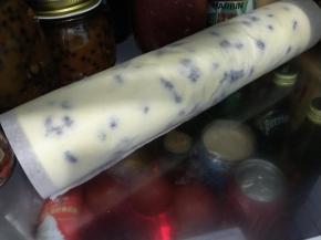 卷好后放入冰箱冷藏半小时定型。