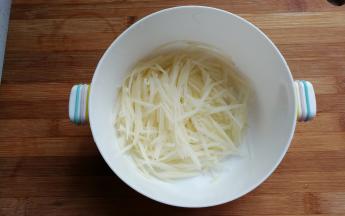 土豆一个洗净去皮，然后擦成细丝，再过清水冲洗一下沥干。
