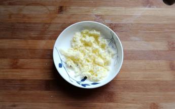 准备适量芝士碎备用，如果是冷冻保存的芝士碎，可以先提前拿出来醒冻。