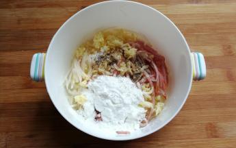 接着在调入适量盐，黑胡椒粉和适量玉米淀粉。
