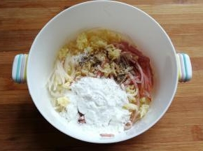 接着在调入适量盐，黑胡椒粉和适量玉米淀粉。
