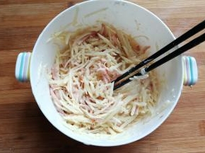 然后我们再把所有这些材料翻拌均匀，边翻拌边加入一点点清水，让玉米淀粉沾满所有食材。