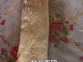 醒面后不要揉面团，将面团慢慢拉长
