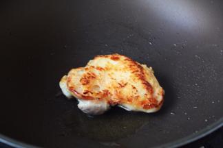 煎至两面微微有金黄色，盛出备用。