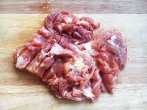 用刀将鸡排横竖交叉轻轻划几刀，这样方便入味，鸡排也更松软鲜嫩。