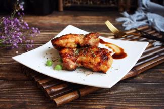 也可撒上一些自己喜欢的调味品。 我撒了少许的欧芹碎，放了一点点的豌豆，如果有条件的话放个小番茄或者其它蔬菜也相当不错。