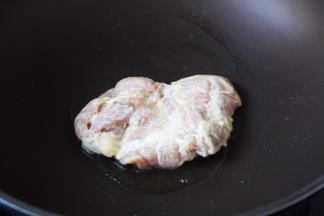 大火把锅烧热，放入1小勺的油，用油将锅底抹匀，放入腌制好的鸡排，改中小火煎制。