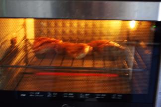 将烤箱上下管调至200度，预热10分钟，放入煎过的鸡排，烤30分钟。