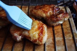 从烤箱里拿出来后，在鸡排的两面刷一层薄薄的蜂蜜水。