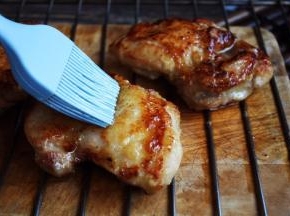 从烤箱里拿出来后，在鸡排的两面刷一层薄薄的蜂蜜水。
