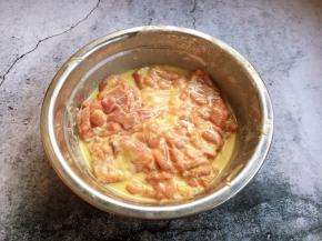 将香蒜粉和鸡排混合在一起，揉搓2～3分钟，然后盖上保鲜膜，放入冰箱里腌制8～10小时。 所放入的香蒜粉按照说明书的比例放即可。