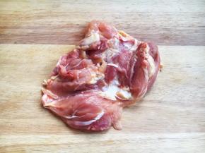 将鸡腿骨剔掉。 
买的时候最好请商家帮忙将骨头剔去，回家后方便操作啦。