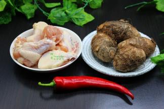 食材：鸡根400克、芋儿300克、红辣椒1个、油、盐、生抽、香葱、生姜。