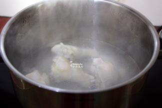 鸡根洗净切块，大小和芋儿一样。清水煮沸，放点生姜片、鸡块，汆烫，捞出沥干水。