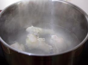 鸡根洗净切块，大小和芋儿一样。清水煮沸，放点生姜片、鸡块，汆烫，捞出沥干水。