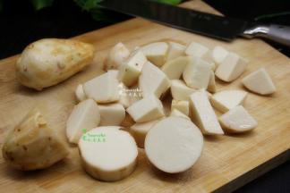 芋儿去皮洗净，切块。芋儿外皮有黏液，会让皮肤痒，记得戴手套去皮，切块，避免接触到皮肤。