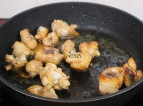 热锅，倒入，把汆烫好鸡肉，倒入锅里，放生姜，中小火煸炒至鸡肉微皮焦脆微黄。喜欢吃辣椒的，可以这个时候加入干辣椒。